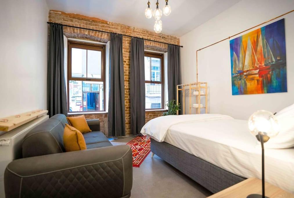 Big Historical Flat In Galata Apartment